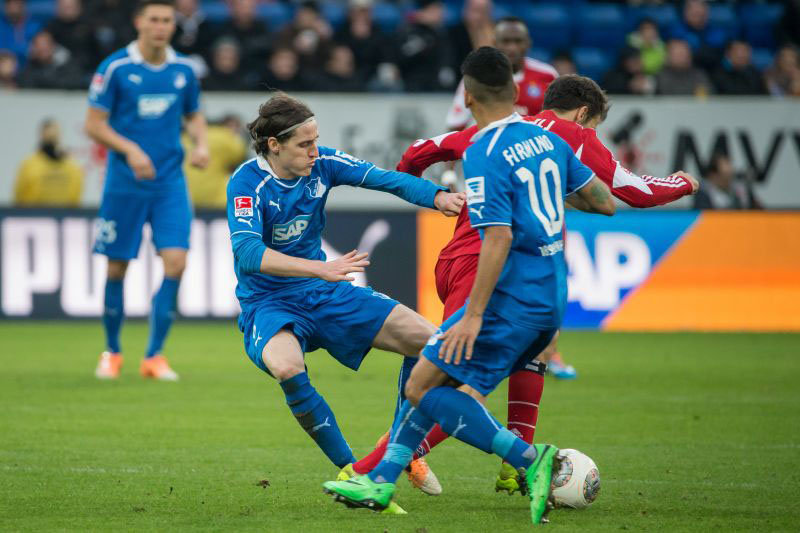 Sebastain Rudy (li.) im Zweikampf