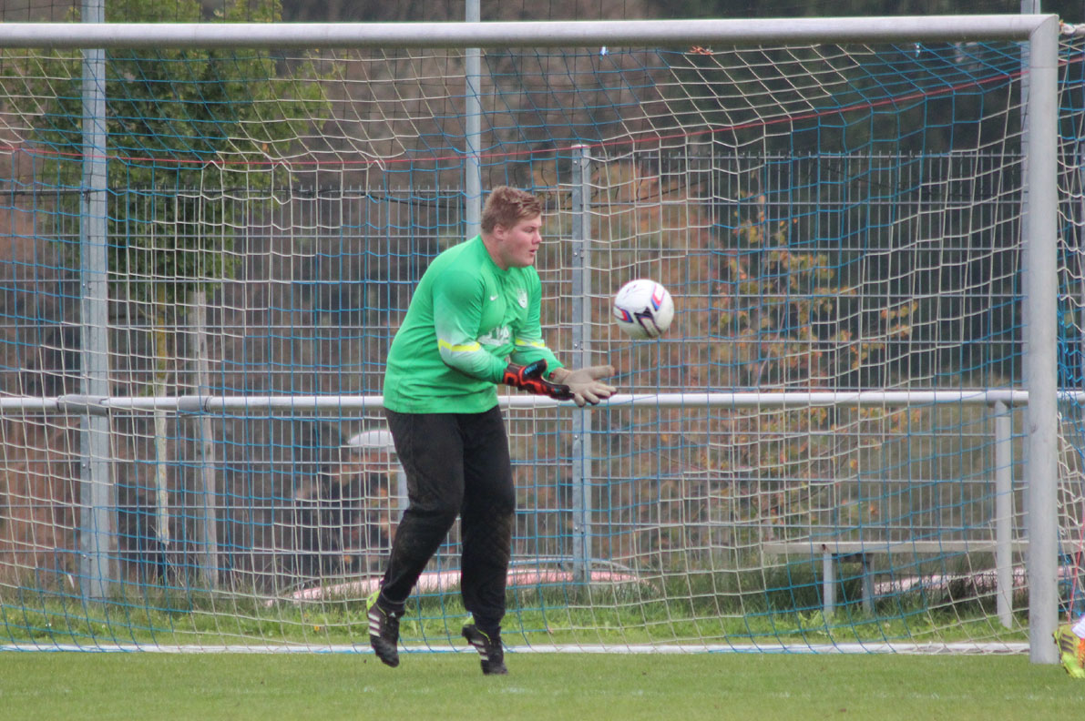 SV-Keeper Lucas Diekmann entschärft einen gegnerischen Schuss