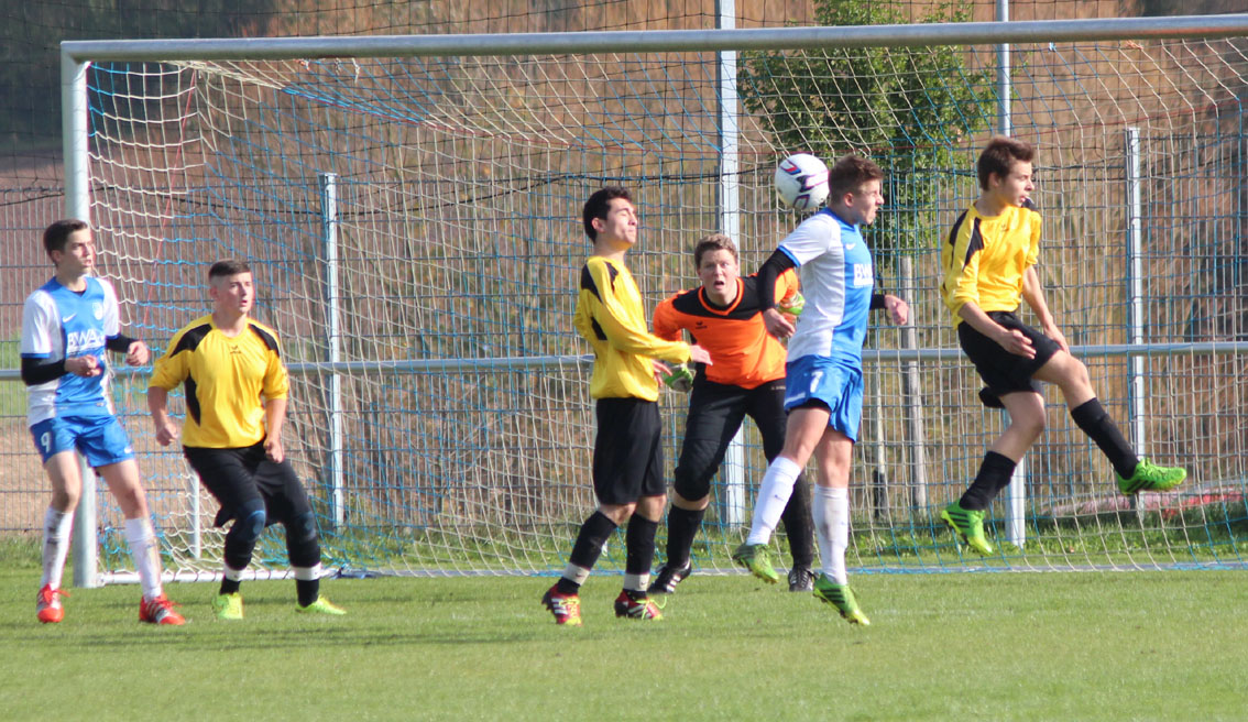 Marcel Sjutsch beim Kopfball