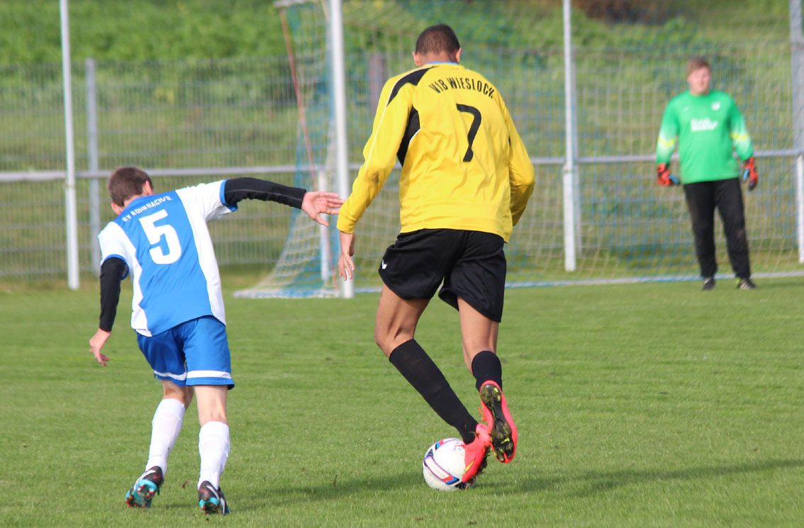 Ungleiches Kräfteverhältnis zwischen Tim Hockenberger und einem Wieslocher Gegenspieler