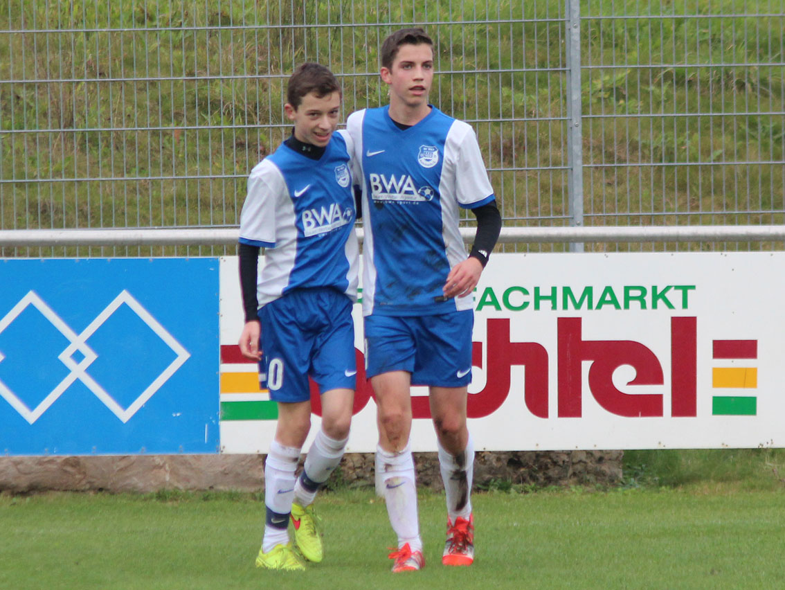 Die beiden Wegbereiter zum 2:1 Dennis Bauer und Philipp Öhler beim Torjubel