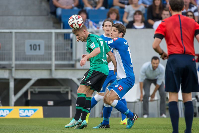 Pirmin Schwegler im Zweikampf gegen einen Schalker Gegenspieler