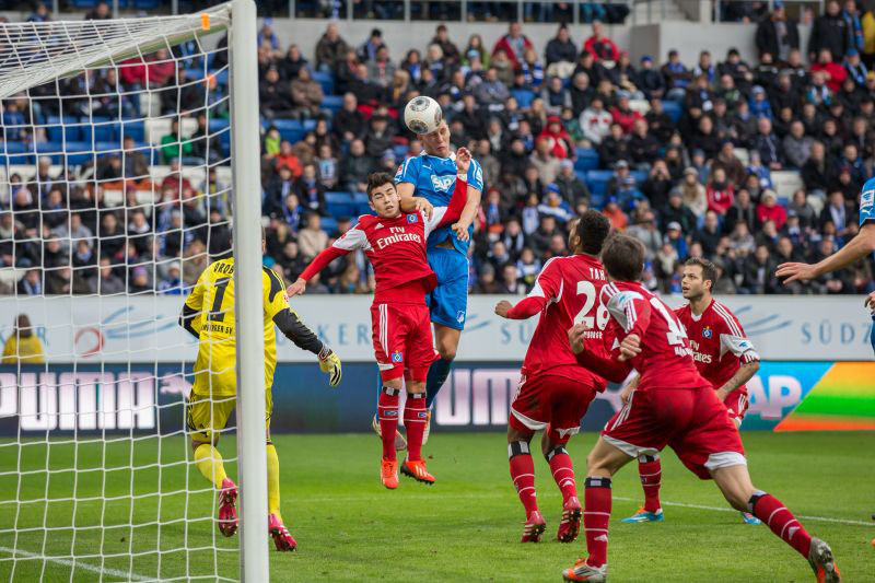 ... und köpft auf HSV-Tor