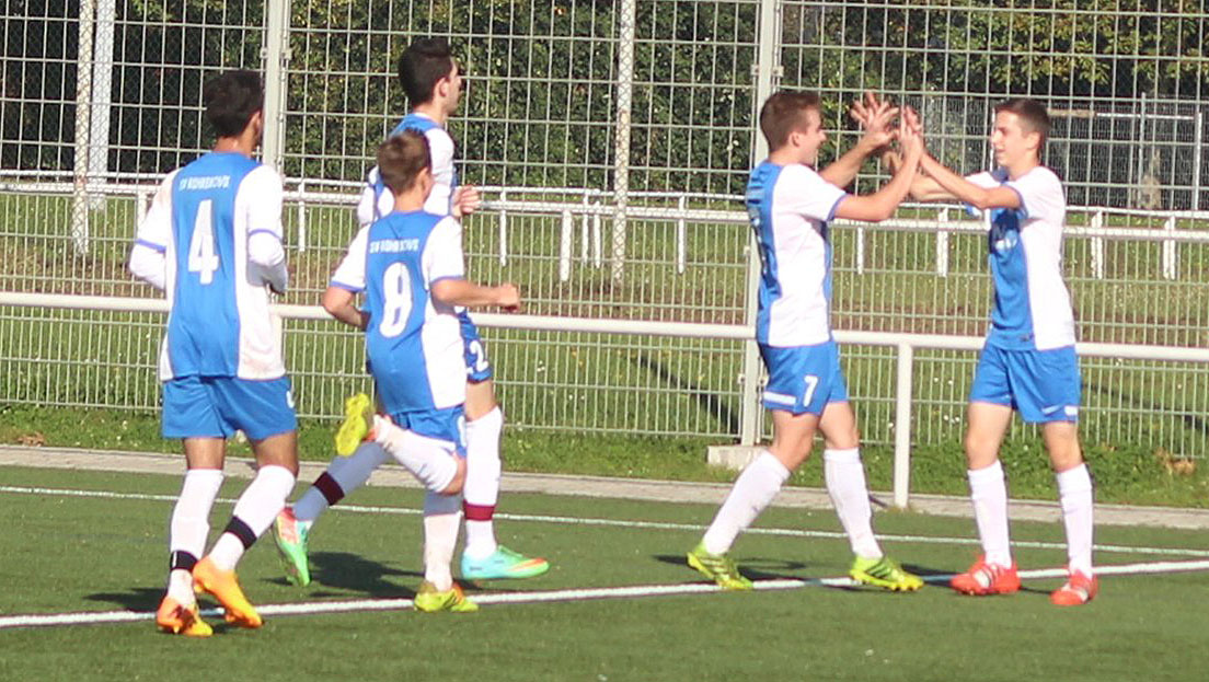 ... bekommt die Glückwünsche seiner Teamkollegen