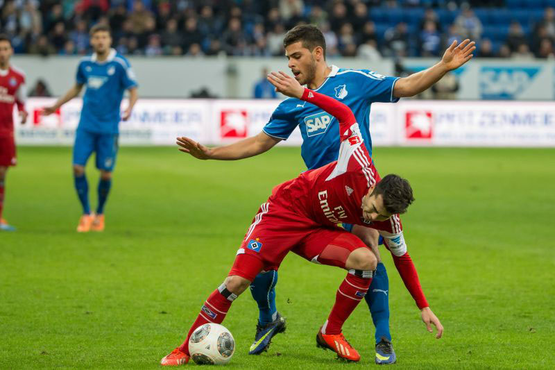 Kevin Volland gegen einen HSV-Gegenspieler