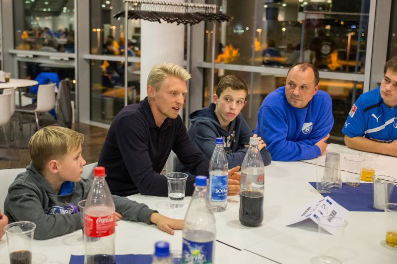 1899-Kapitän Andreas Beck am Tisch mit den Rohrbacher "Fußballfreunde Blau-Weiss"