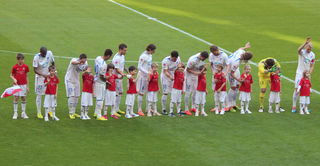 Hoffenheims Spieler beim Gruß an die Fans vor Spielbeginn
