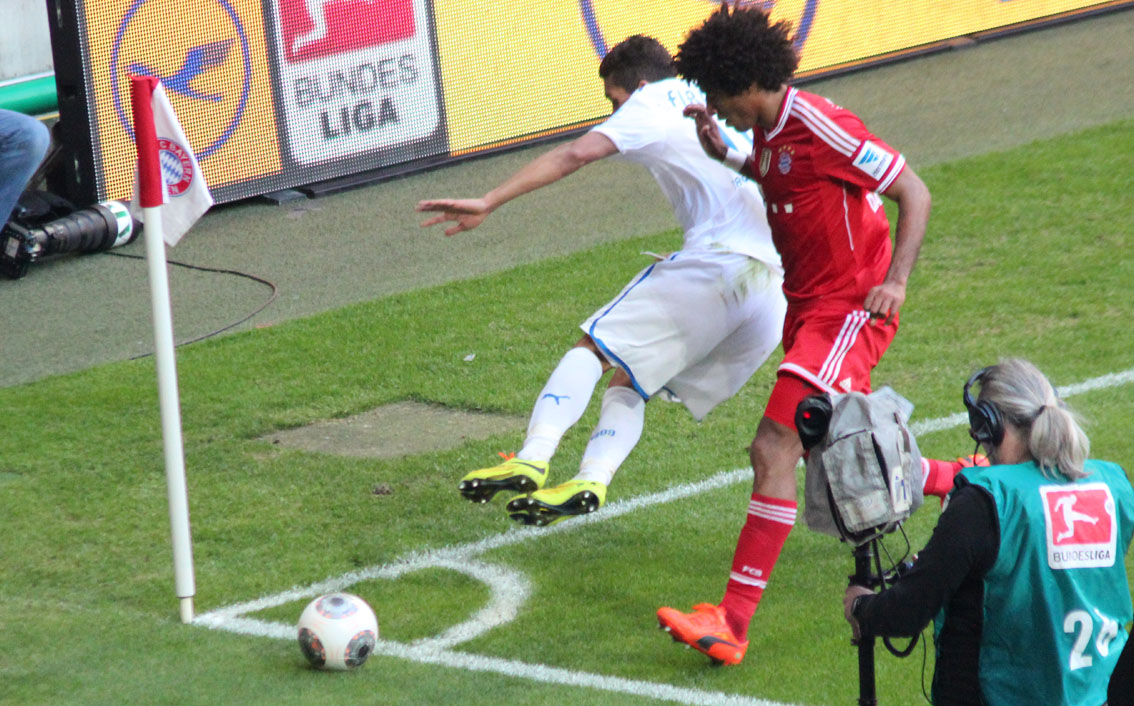 Dante säbelt Firmino an der Eckfahne um