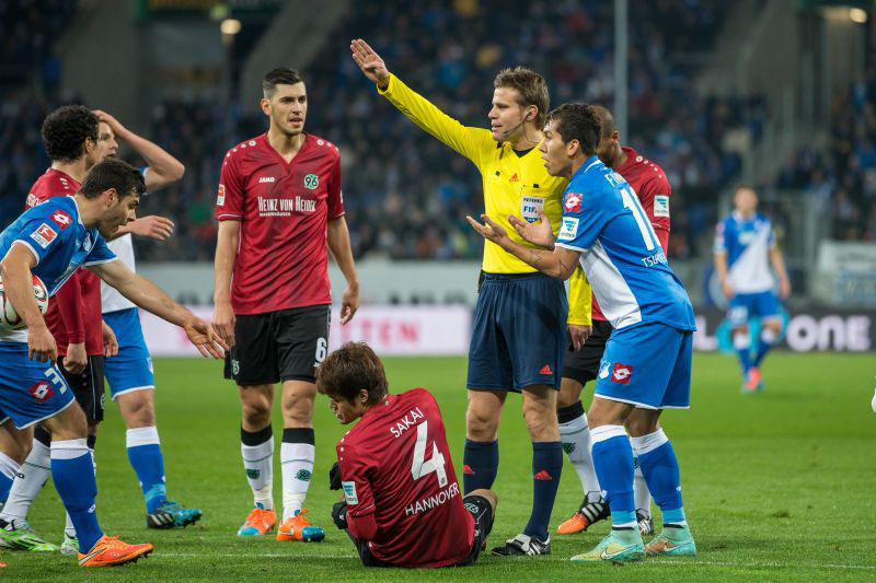 Schiri Brych entscheidet aber auf Freistoss ...