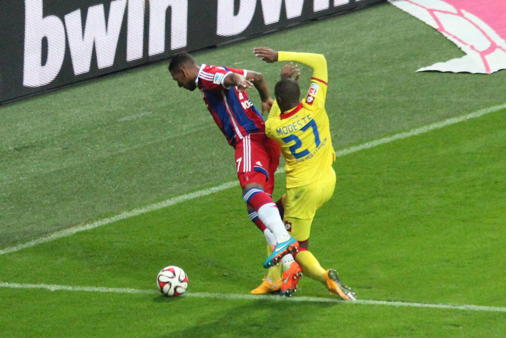 Boateng gewinnt den Zweikampf gegen Modeste