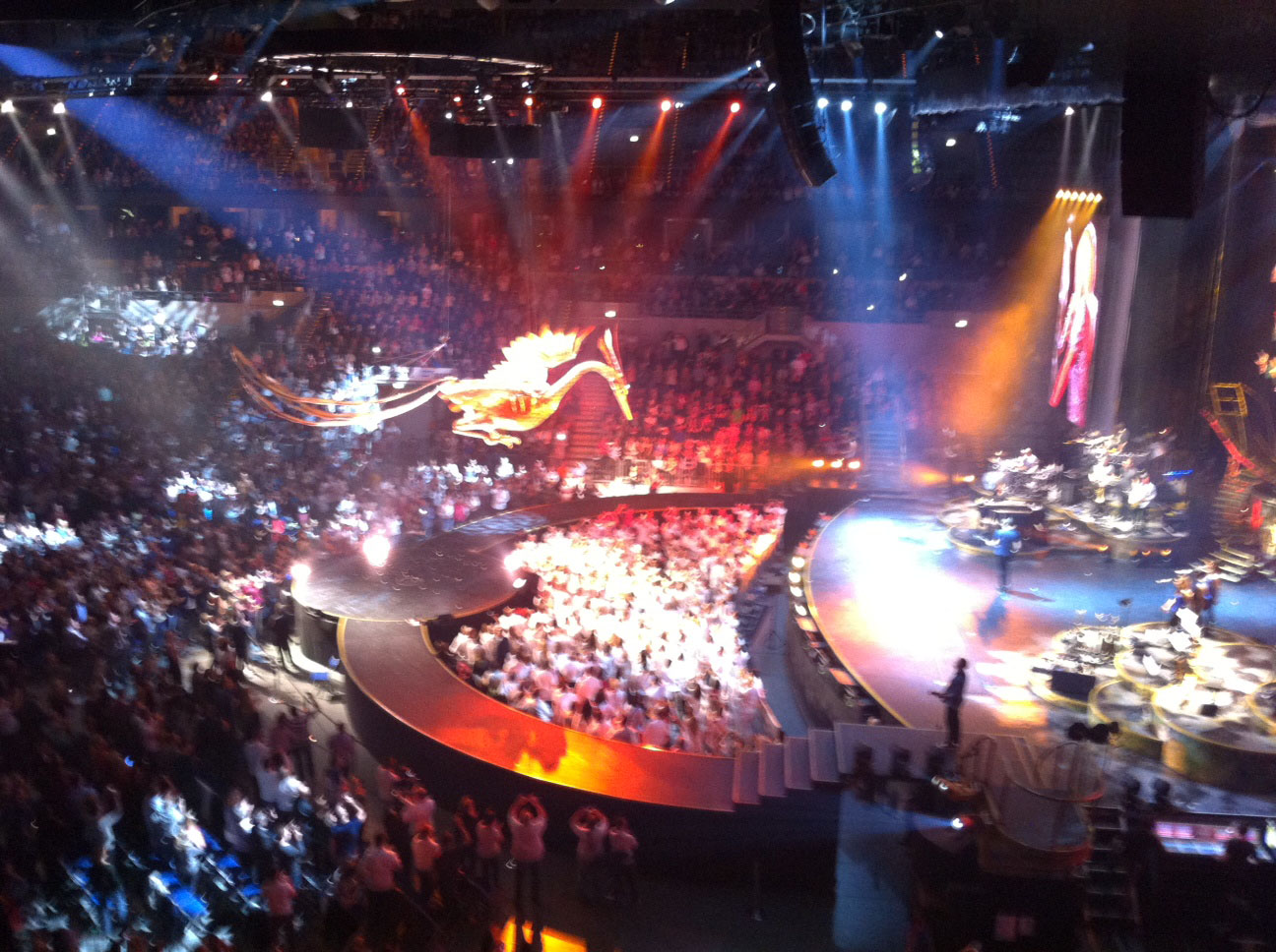 Helene Fischer schwebt auf einem rießigen Schwan über die Besucherplätze