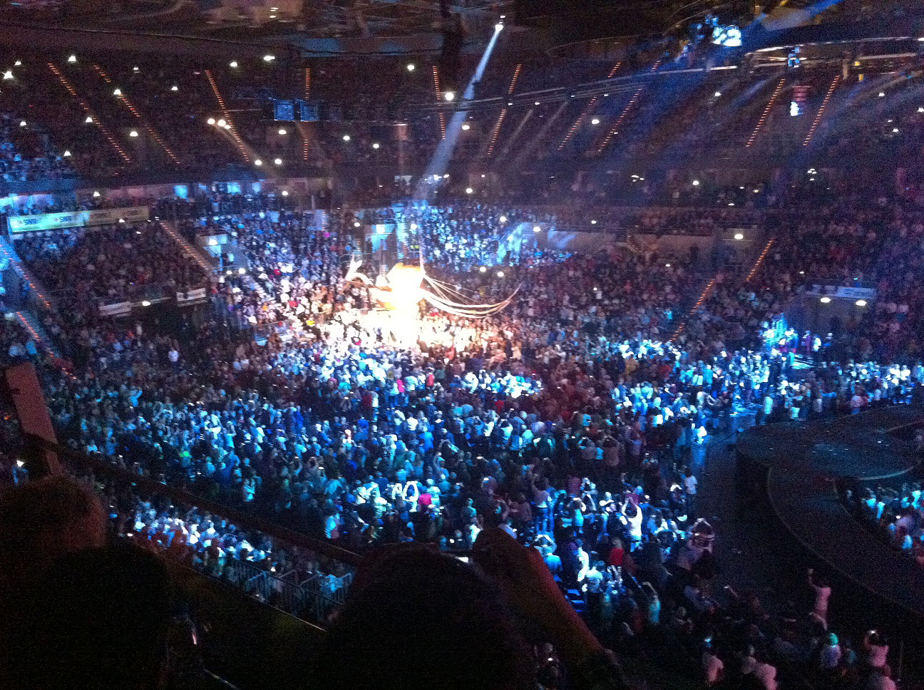 Vollbesetzte und stimmungsvolle SAP-Arena beim "Farbenspiel"-Konzert