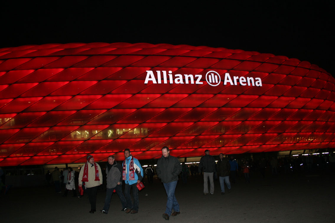 Nachts beleuchtete Arena