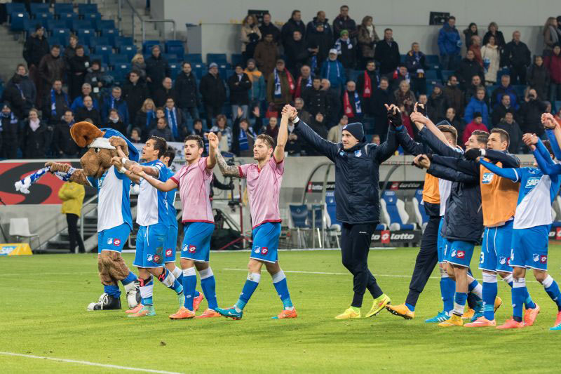 Jubel nach dem Abpfiff vor der Südkurve mit den TSG-Fans