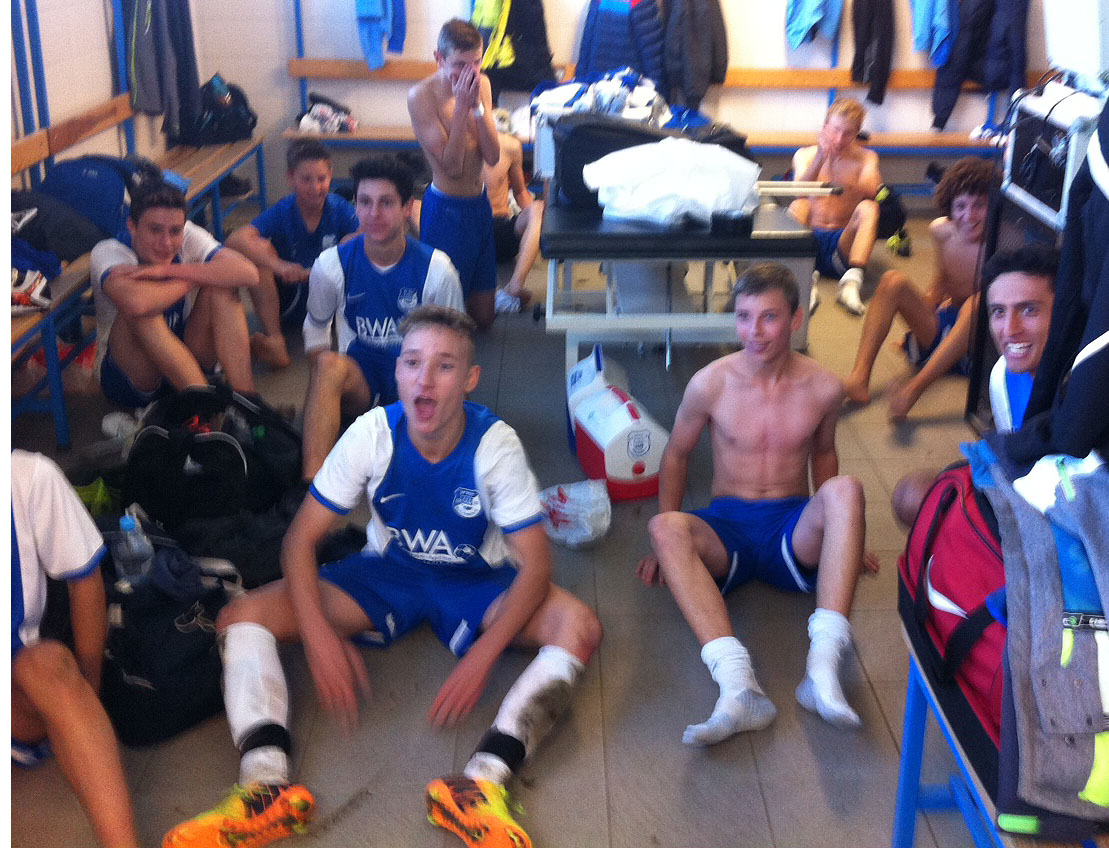 Die SV-Spieler feiern ausgelassen ihren ersten Saisonsieg