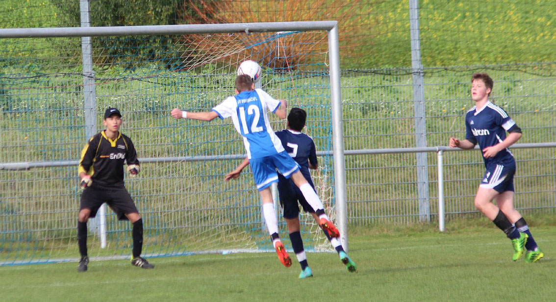 Josia Kuhr köpft aufs gegnerische Tor ..