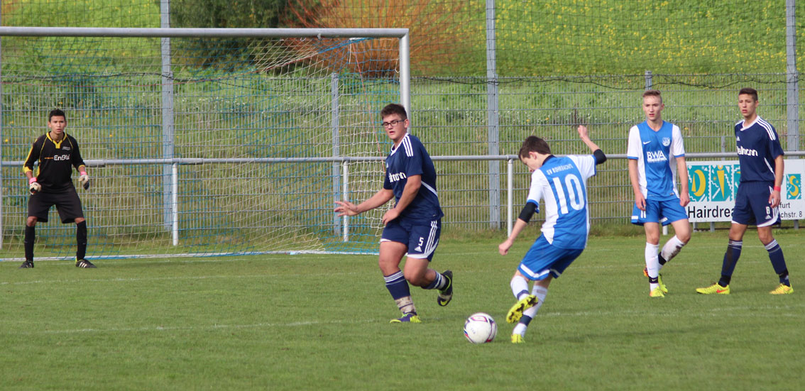 Dennis Bauer versucht es mit einem Distanzschuss