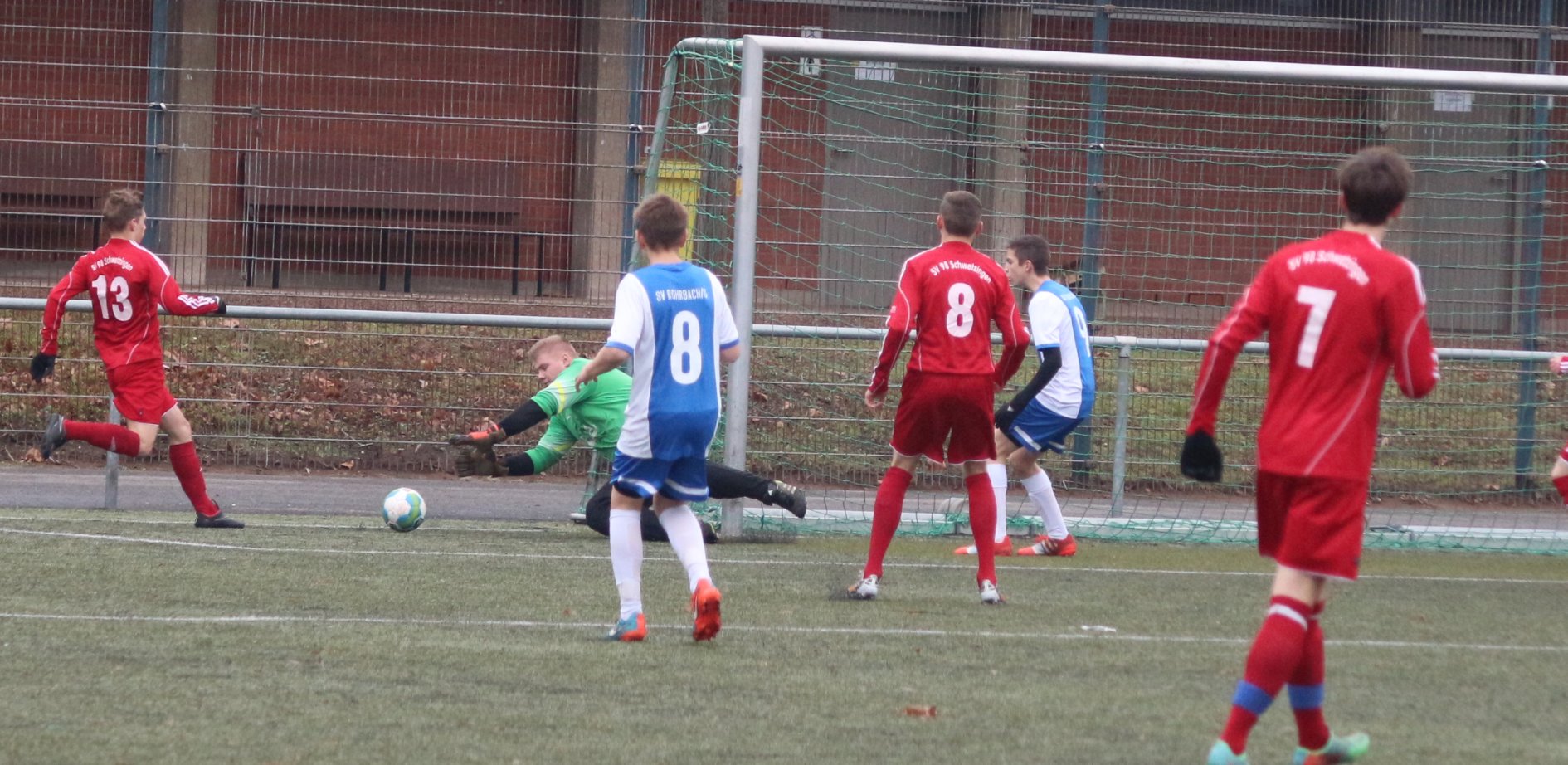 SV-Keeper Lucas Diekmann entschärft einen Schwetzinger Angriff