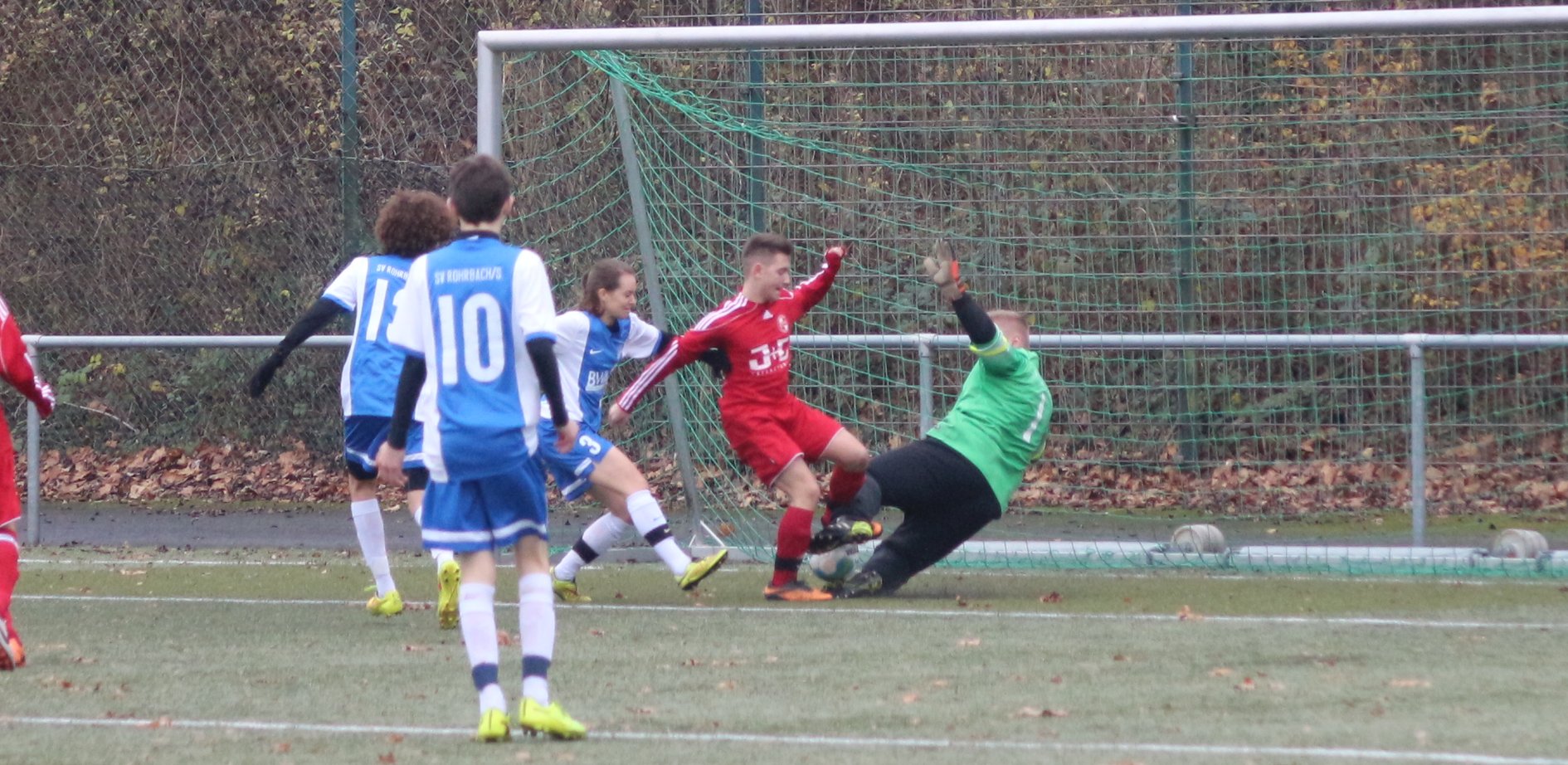 bei diesem Zusammenprall verletzt sich SVR-Keeper Lucas Diekmann am Schienbein