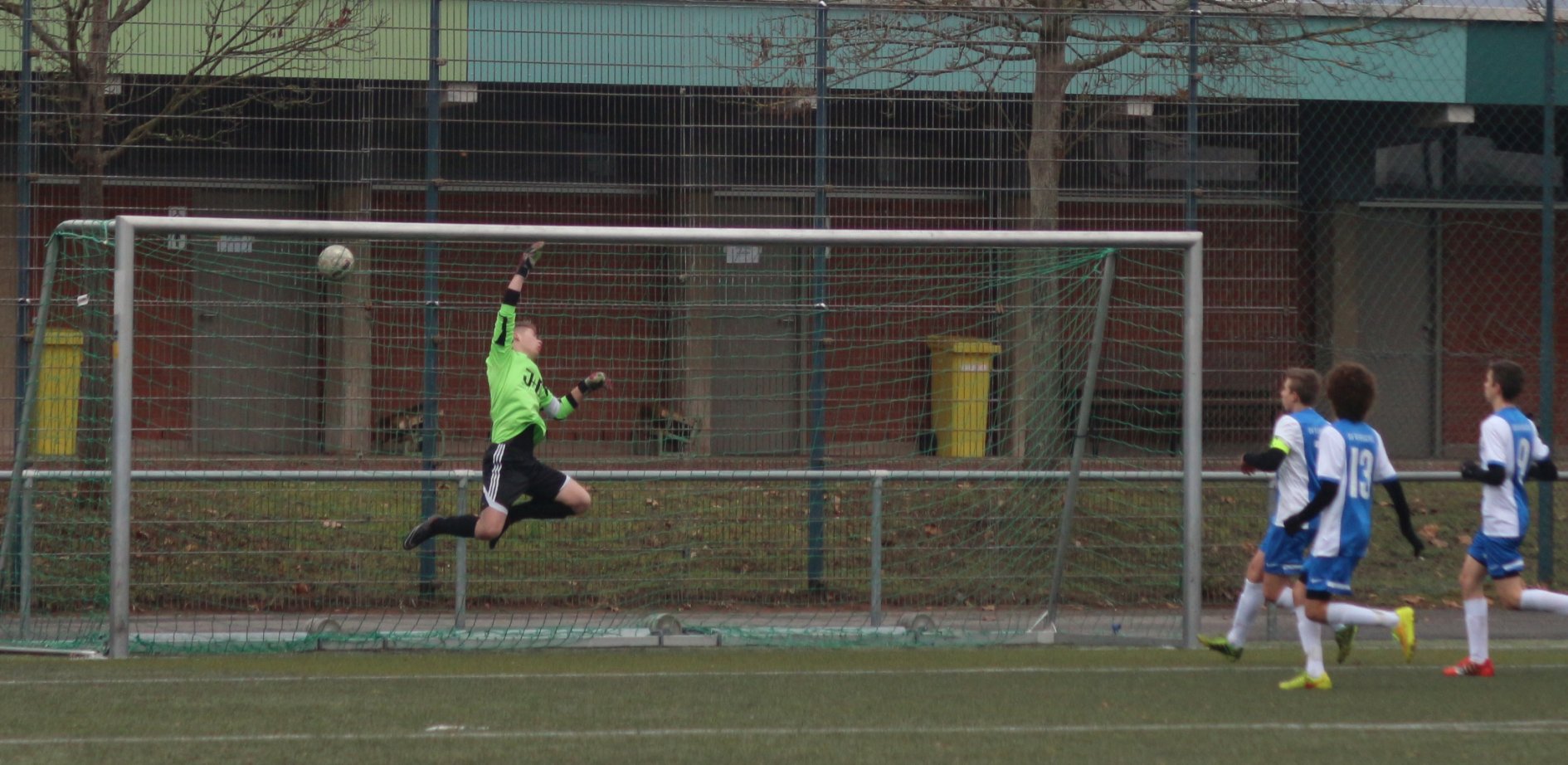 Motitz Klein scheitert kurz vor Spielende per Freistoss am glänzend parrierenden Keeper