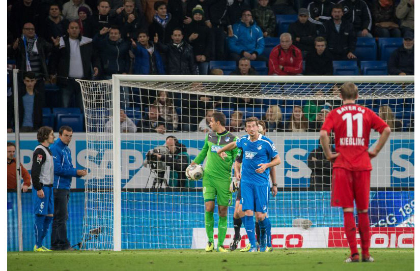 Rudy (links) entdeckt ein Loch im Tornetz, das das Phantom-Tor ermöglichte