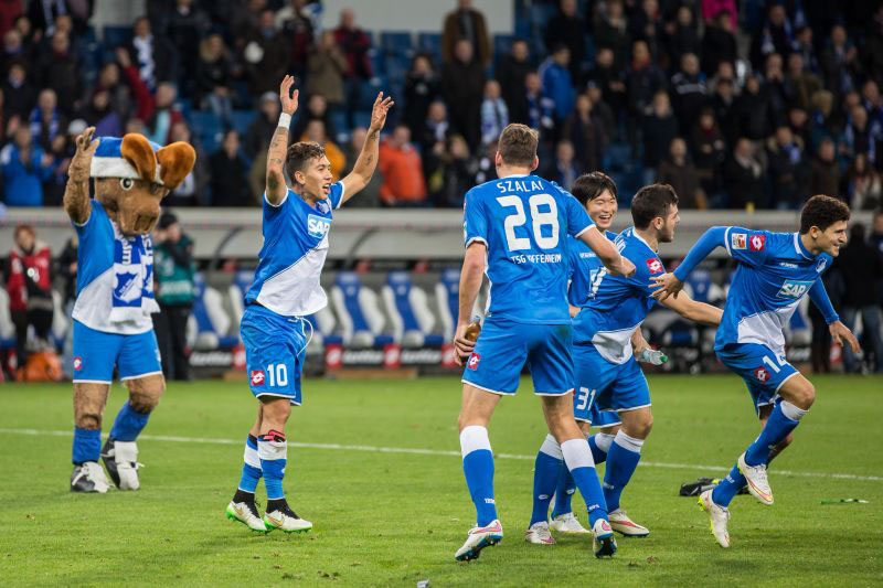 Die TSG-Spieler feiern den 3:2 Heimsieg ...