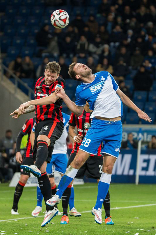 Szalai beim Kopfballduell