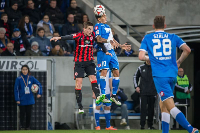 Firmino steigt hoch zum Kopfball