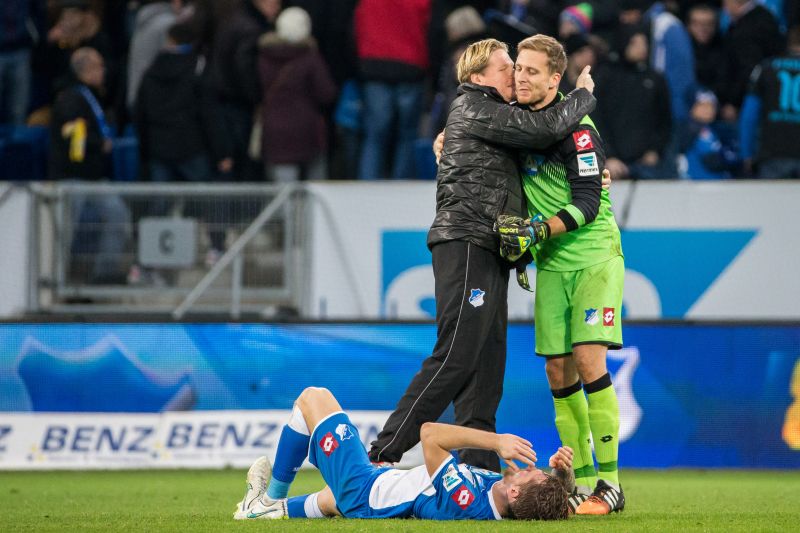 Trainer Gisdol gratuliert Torhüter Baumann für seine guten Leistungen