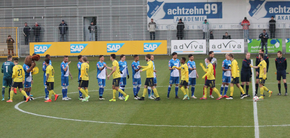 Begrüßung der beiden Mannschaften vor dem Anpfiff