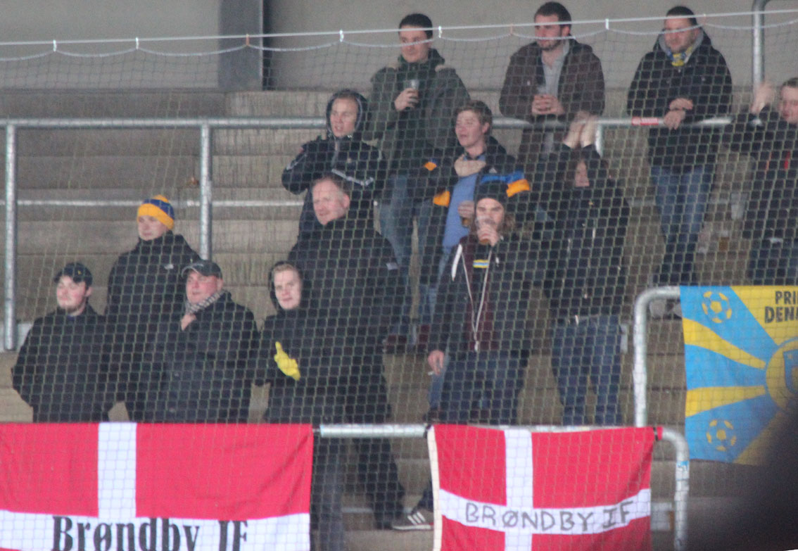 Die kleine Gruppe Bröndby-Fans aus Dänemark