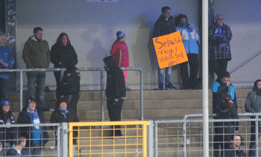 Ein bosnischer Fan auf Salis-Trikotjagd