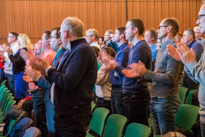 Langer, stehender Beifall von den Mitgliedern