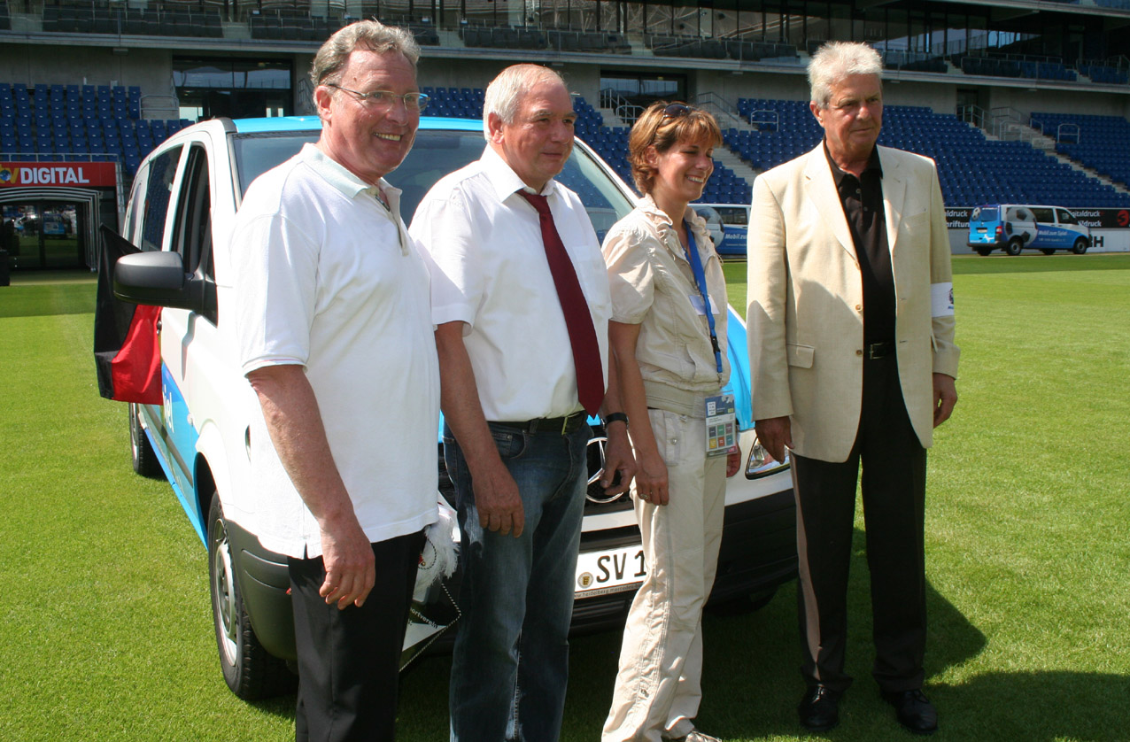 Dietmar Phähler (li.) bei der Jugendbusübergabe an den SV Hilsbach im Jahr 2010