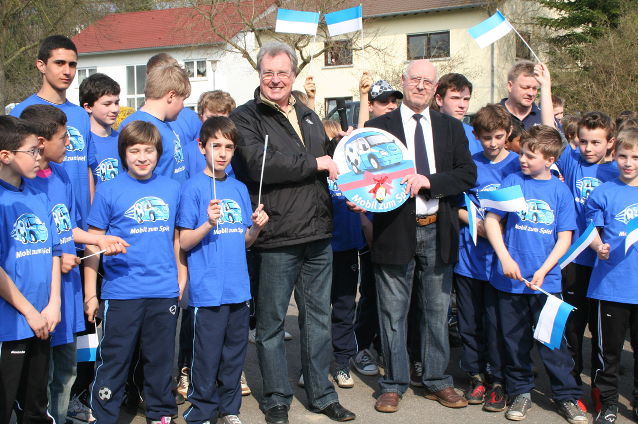 Dietmar Pfähler bei der Fahrzeugübergabe an den SV Rohrbach/S. im Jahr 2010