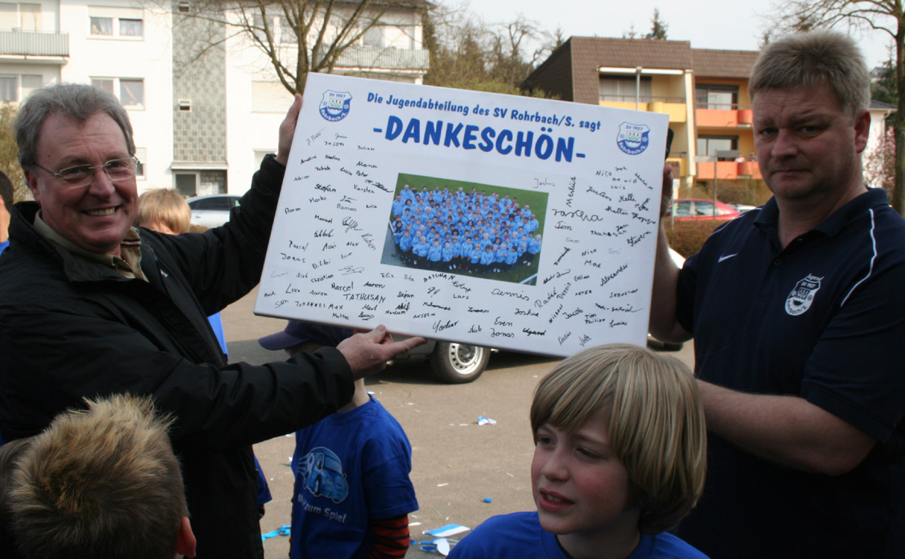 Pfähler nimmt von Rohrbachs Jugendleiter Ingo Allgeier ein Präsent entgegegen