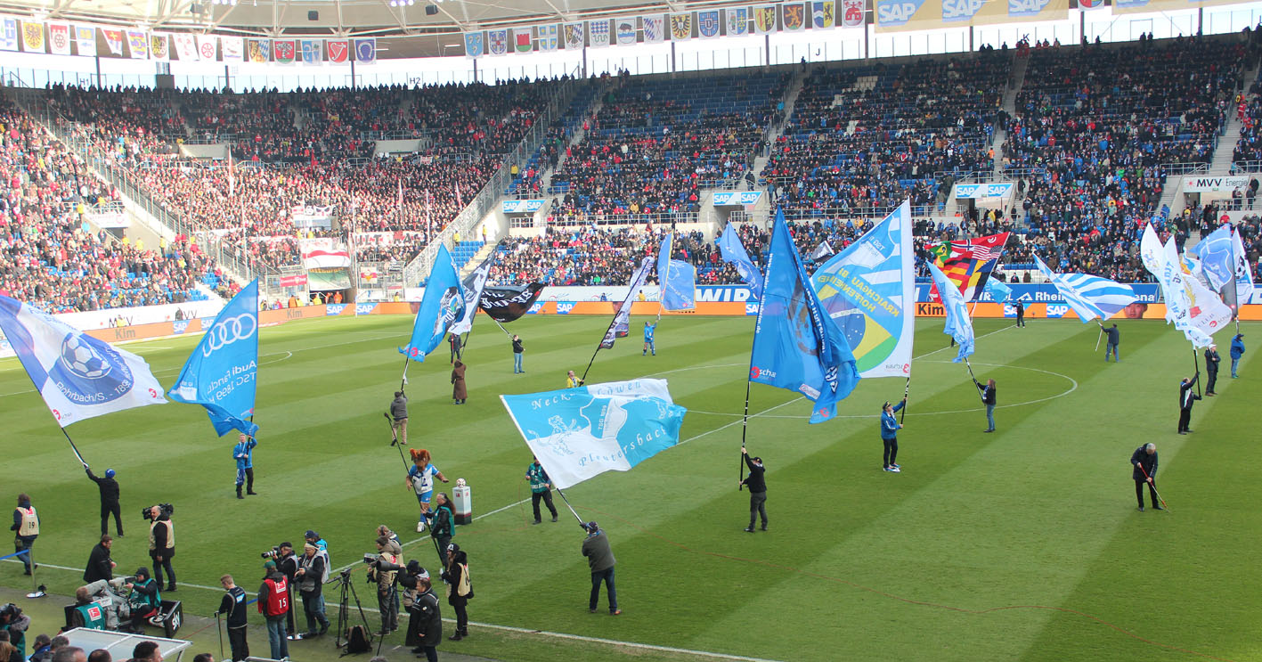 Buntes 1899-Fahnenmeer auf dem Platz