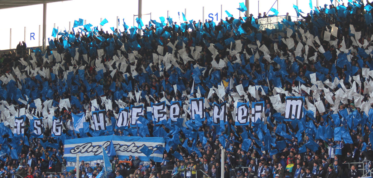 Stimmungsvolle blau-weiße Fan-Choreo vor dem Anpfiff