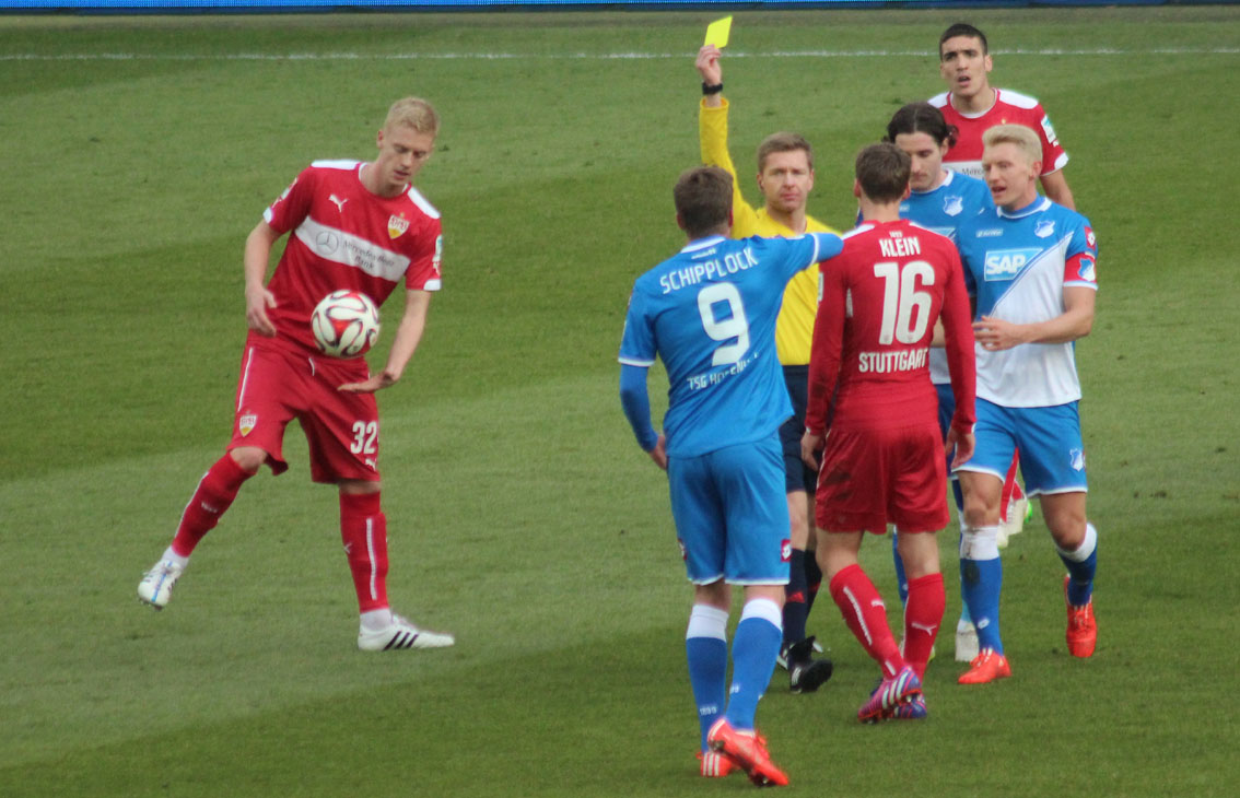 Gelb für Schipplock in einem intensiven Derby