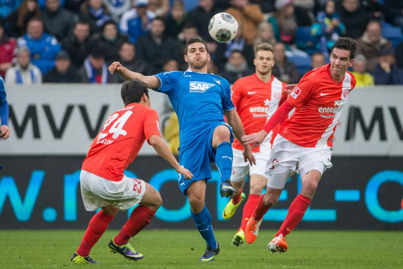 Kevin Volland umringt von drei Mainzer Gegenspieler