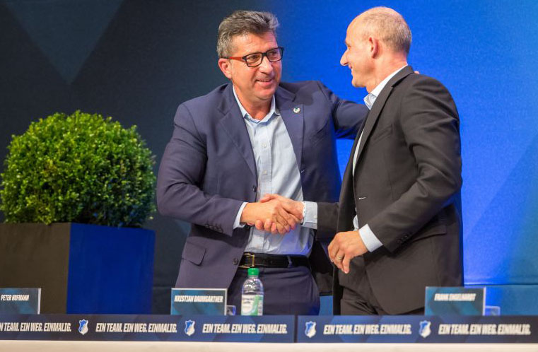 Präsident Peter Hofmann (li.) gratuliert seinem Vize Kristian Baumgärtner zur Wiederwahl
