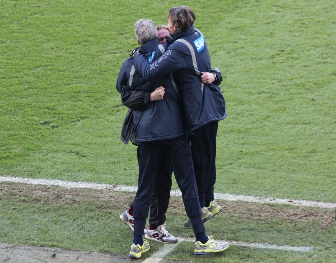 Das Trainergespann feiert den Derbysieg