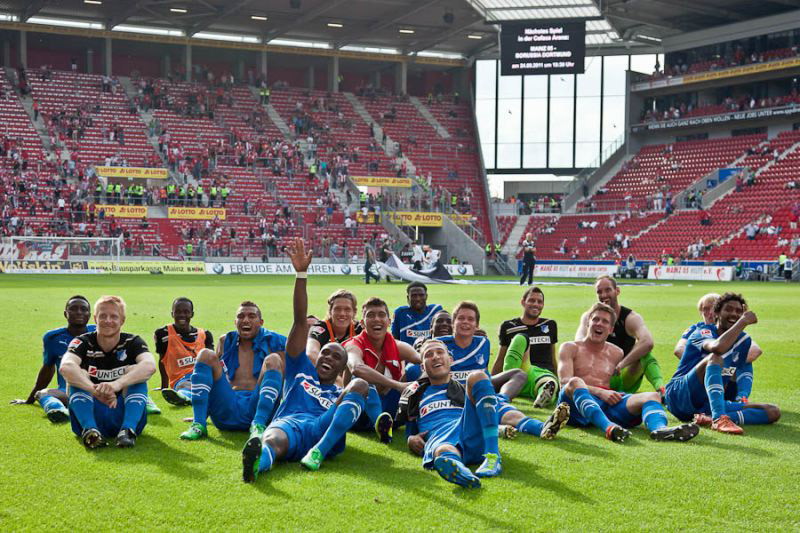 Die Hoffenheimer Spieler feiern mit ihren Fans