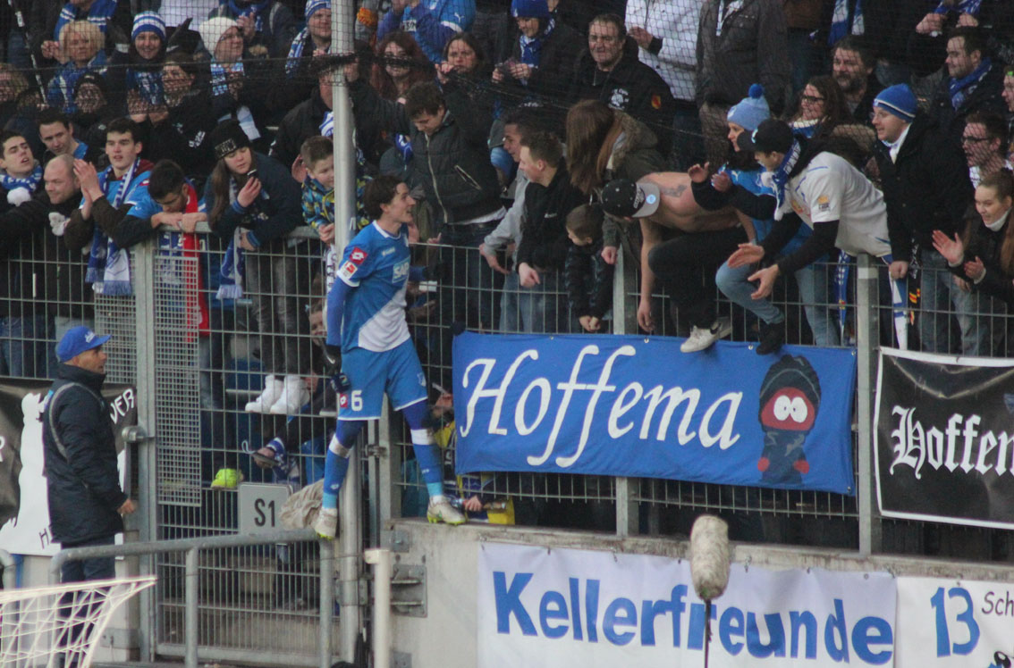 Matchwinner Rudy am Zaun in der Fankurve