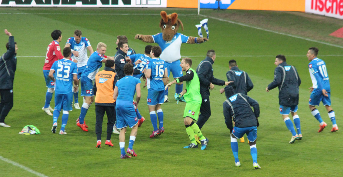 Freudentanz der TSG-Spieler