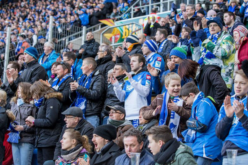 Anfeuerung der blau-weißen Anhängerschaft