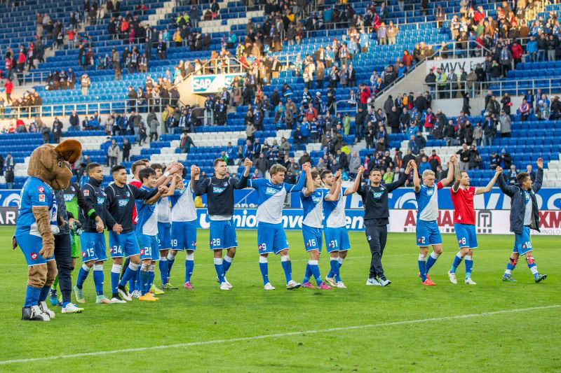 Spieler und Fans feiern den ersten Heimsieg gegen Mainz