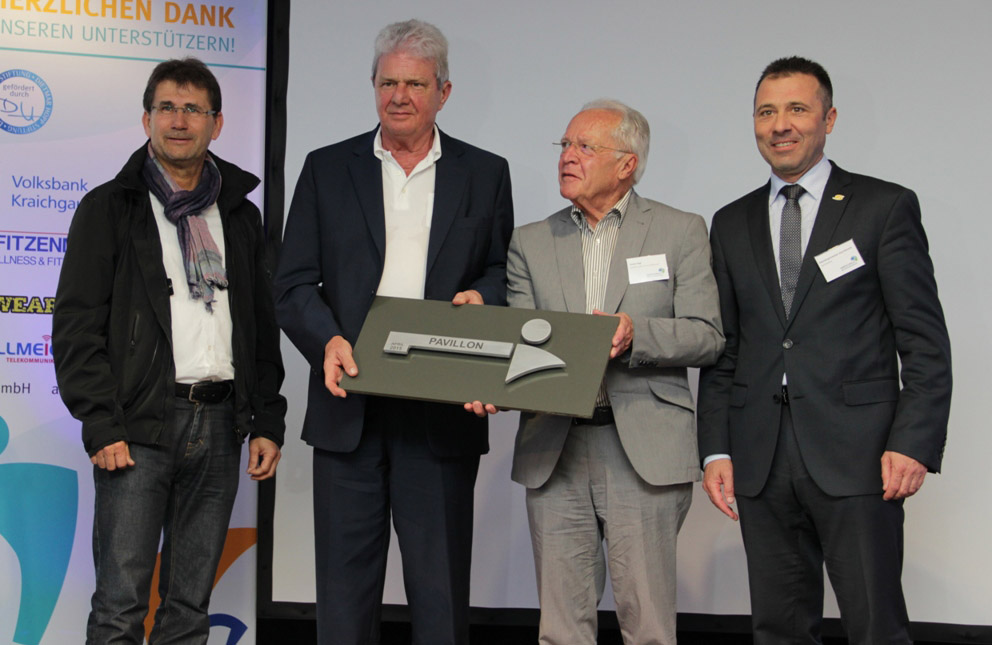 Schlüsselübergabe mit Architekt Thomas Vorfelder, Mäzen Dietmar Hopp, „Anpfiff ins Leben“-Chef Anton Nagl und dem Sinsheimer Oberbürgermeister Jörg Albrecht (v.l.)