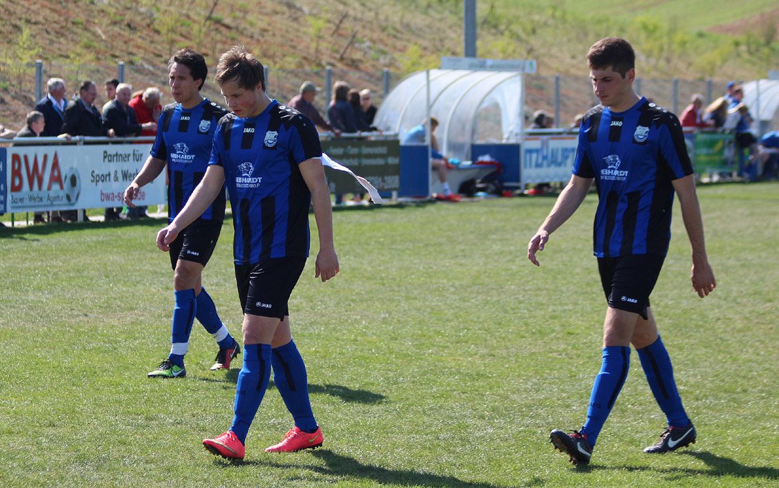 Enttäuschter Abgang der Rohrbacher Spieler nach der schmerzhaften 0:3 Heimpleite