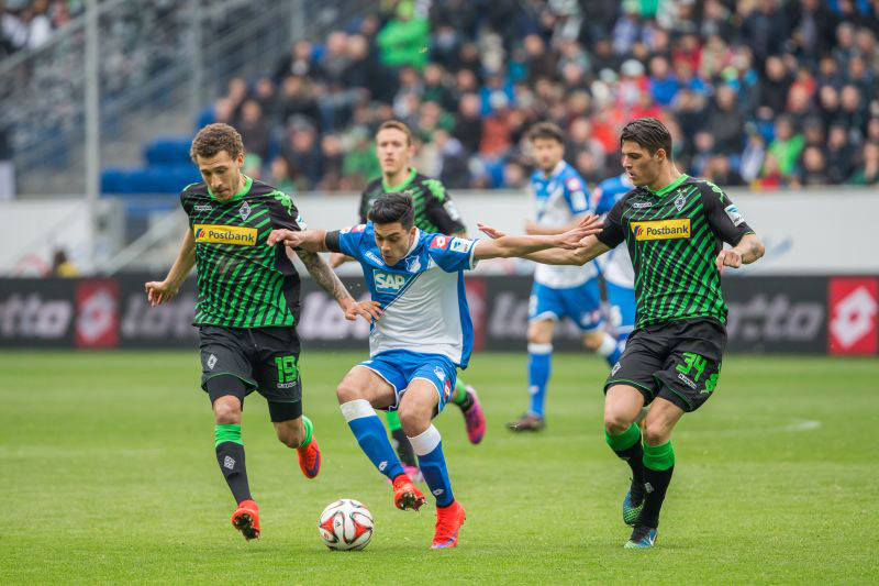 Amiri umringt von zwei Gladbachern